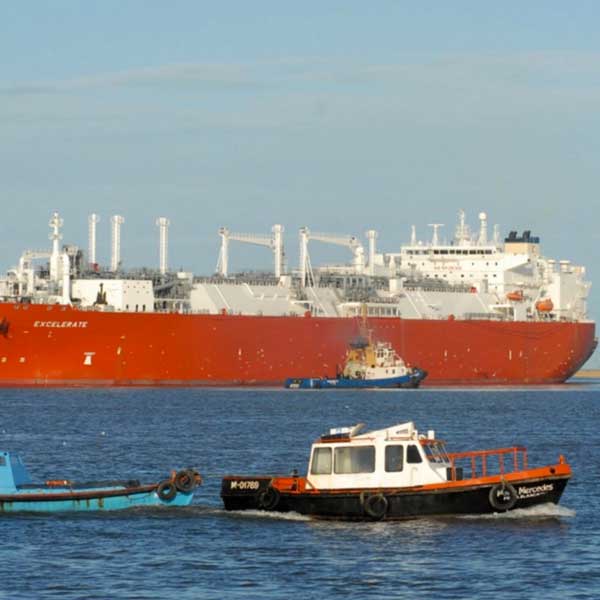 Vuelve el buque para importar gas en el invierno