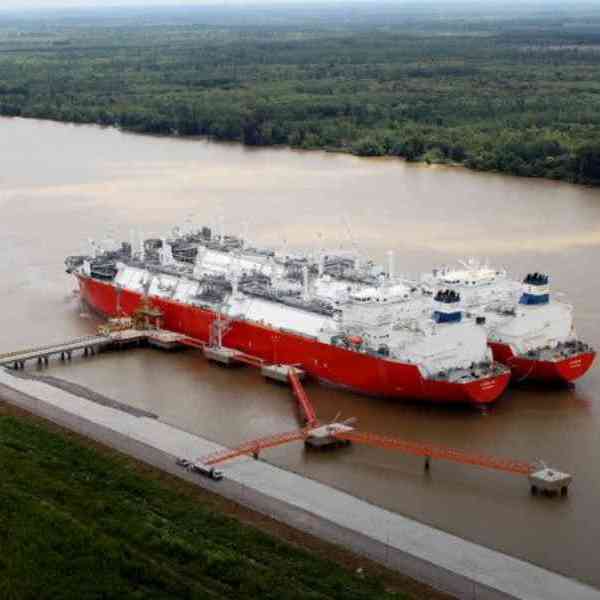Llegó el buque regasificador a Bahía Blanca y ya inyecta gas importado a toda máquina